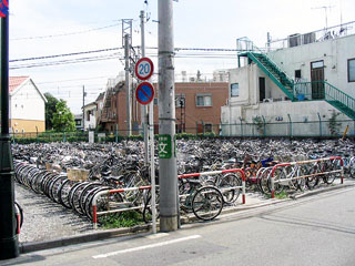 このような余剰の土地を、未整備の駐輪場を…